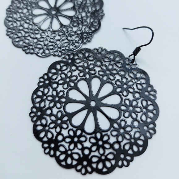 ⭐2 for $10⭐ Round floral earrings - Picture 3 of 3